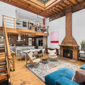 On hollywoodský herec, ona jedna z nejslavnějších světových topmodelek. Jejich tříletý vztah prožili zejména v newyorském apartmánu, do kterého můžeme exkluzivně nahlédnout.

