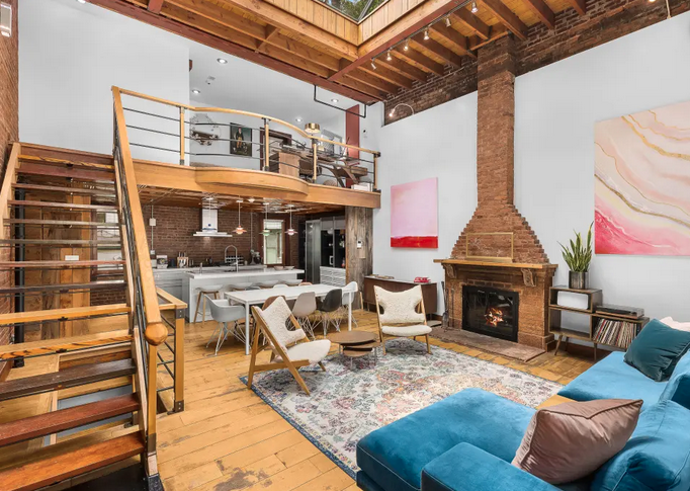 On hollywoodský herec, ona jedna z nejslavnějších světových topmodelek. Jejich tříletý vztah prožili zejména v newyorském apartmánu, do kterého můžeme exkluzivně nahlédnout.
