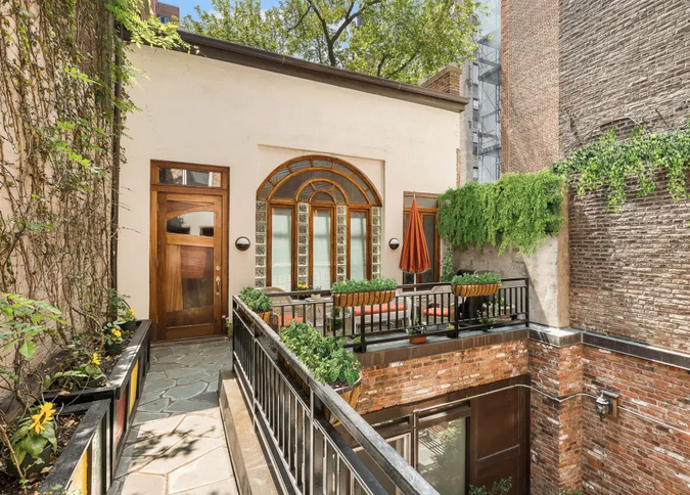 On hollywoodský herec, ona jedna z nejslavnějších světových topmodelek. Jejich tříletý vztah prožili zejména v newyorském apartmánu, do kterého můžeme exkluzivně nahlédnout.
