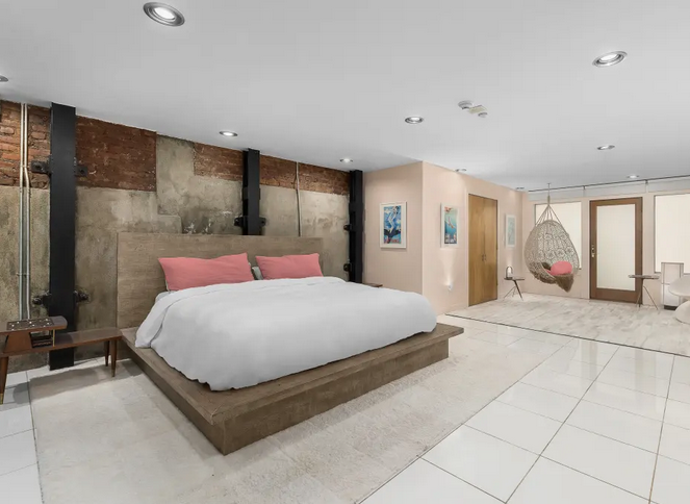 On hollywoodský herec, ona jedna z nejslavnějších světových topmodelek. Jejich tříletý vztah prožili zejména v newyorském apartmánu, do kterého můžeme exkluzivně nahlédnout.
