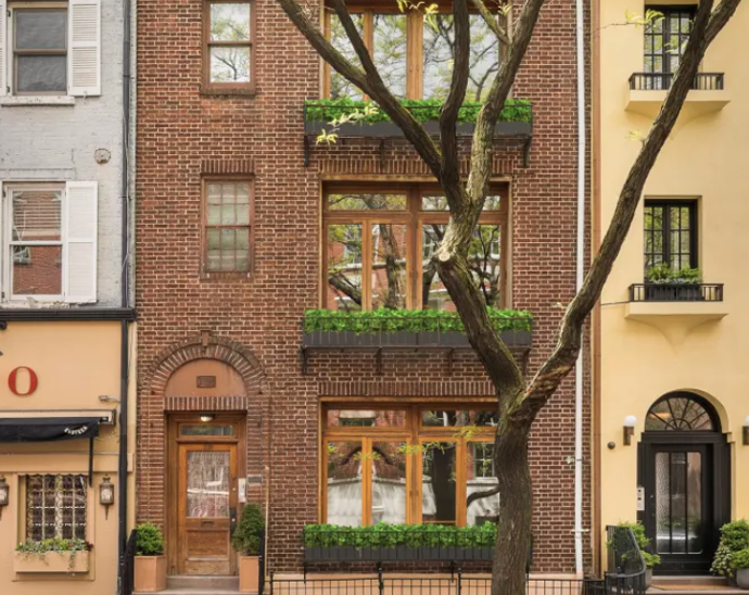 On hollywoodský herec, ona jedna z nejslavnějších světových topmodelek. Jejich tříletý vztah prožili zejména v newyorském apartmánu, do kterého můžeme exkluzivně nahlédnout.
