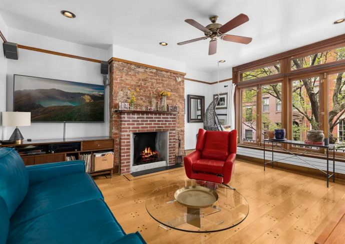 On hollywoodský herec, ona jedna z nejslavnějších světových topmodelek. Jejich tříletý vztah prožili zejména v newyorském apartmánu, do kterého můžeme exkluzivně nahlédnout.

