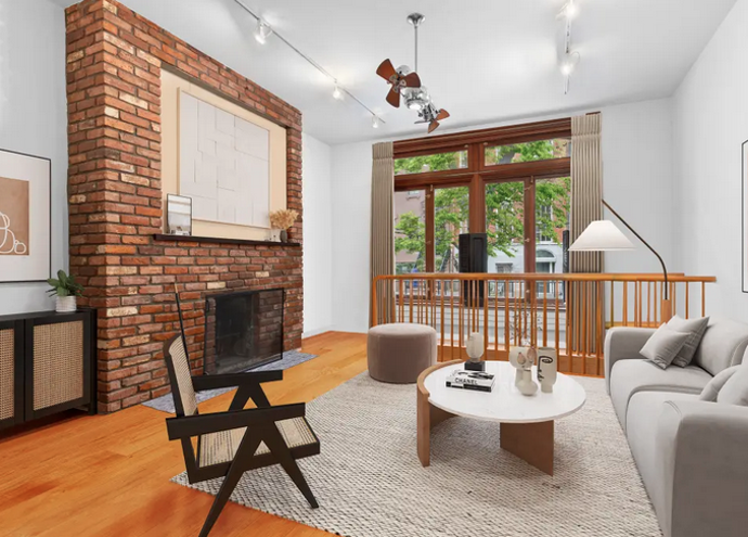 On hollywoodský herec, ona jedna z nejslavnějších světových topmodelek. Jejich tříletý vztah prožili zejména v newyorském apartmánu, do kterého můžeme exkluzivně nahlédnout.
