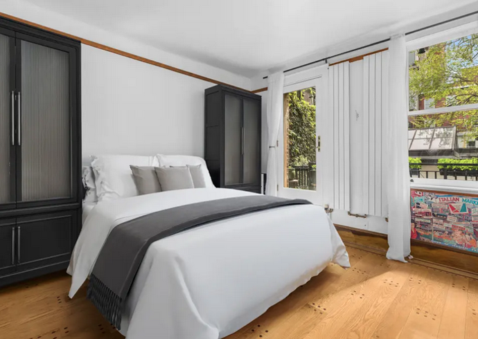 On hollywoodský herec, ona jedna z nejslavnějších světových topmodelek. Jejich tříletý vztah prožili zejména v newyorském apartmánu, do kterého můžeme exkluzivně nahlédnout.
