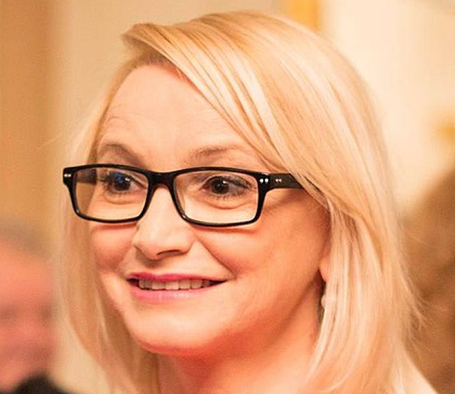 Anna klame tělem.