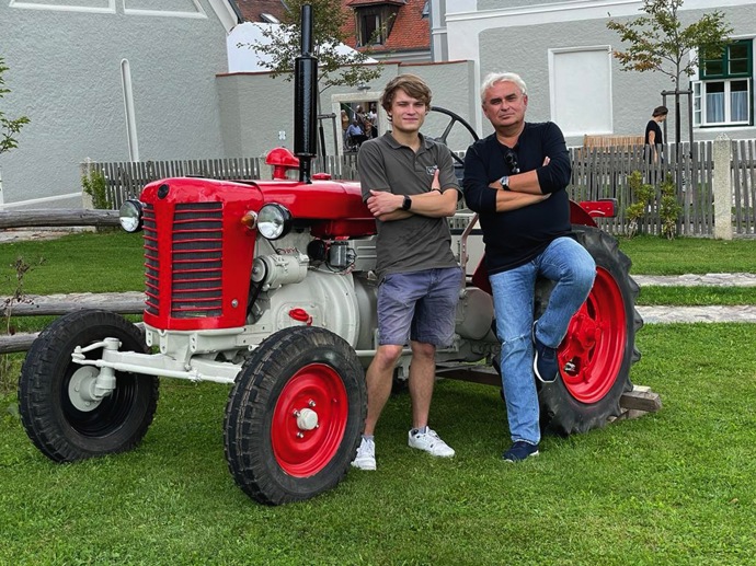 Bývalý objekt schwarzenberské lesní správy dostal za totality co proto: poloha v přísně střeženém hraničním pásmu ho odsoudila do role chátrajícího skladiště vojenského materiálu. A dnes? Pět krásně opravených budov, dvůr a zahrada s rybníkem, na kterém se hosté projíždějí na loďce nebo na jeho břehu relaxují na lehátku. Pečlivě střižený trávník se o pár metrů dál nenápadně mění na divokou louku o velikosti několika hektarů.
