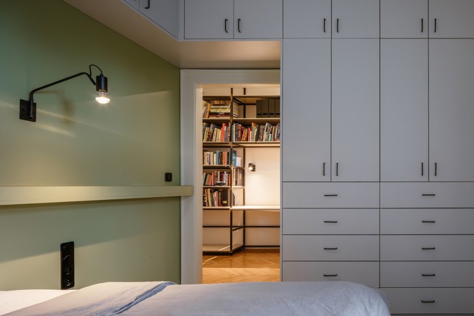 Byt se nachází v bloku domů postavených renomovaným českým architektem Františkem Albertem Librou. Zadáním a zároveň výzvou v tomto bytě bylo vytvořit pomocí relativně nízkých nákladů současný interiér adekvátní sto let starému domu a potřebám mladé rodiny.
Byt se nachází v bloku domů postavených renomovaným českým architektem Františkem Albertem Librou. Zadáním a zároveň výzvou v tomto bytě bylo vytvořit pomocí relativně nízkých nákladů současný interiér adekvátní sto let starému domu a potřebám mladé rodiny.