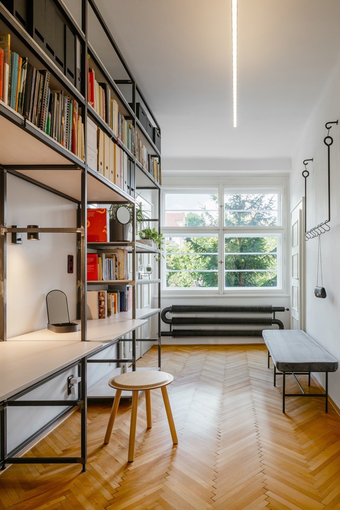 Byt se nachází v bloku domů postavených renomovaným českým architektem Františkem Albertem Librou. Zadáním a zároveň výzvou v tomto bytě bylo vytvořit pomocí relativně nízkých nákladů současný interiér adekvátní sto let starému domu a potřebám mladé rodiny.
Byt se nachází v bloku domů postavených renomovaným českým architektem Františkem Albertem Librou. Zadáním a zároveň výzvou v tomto bytě bylo vytvořit pomocí relativně nízkých nákladů současný interiér adekvátní sto let starému domu a potřebám mladé rodiny.