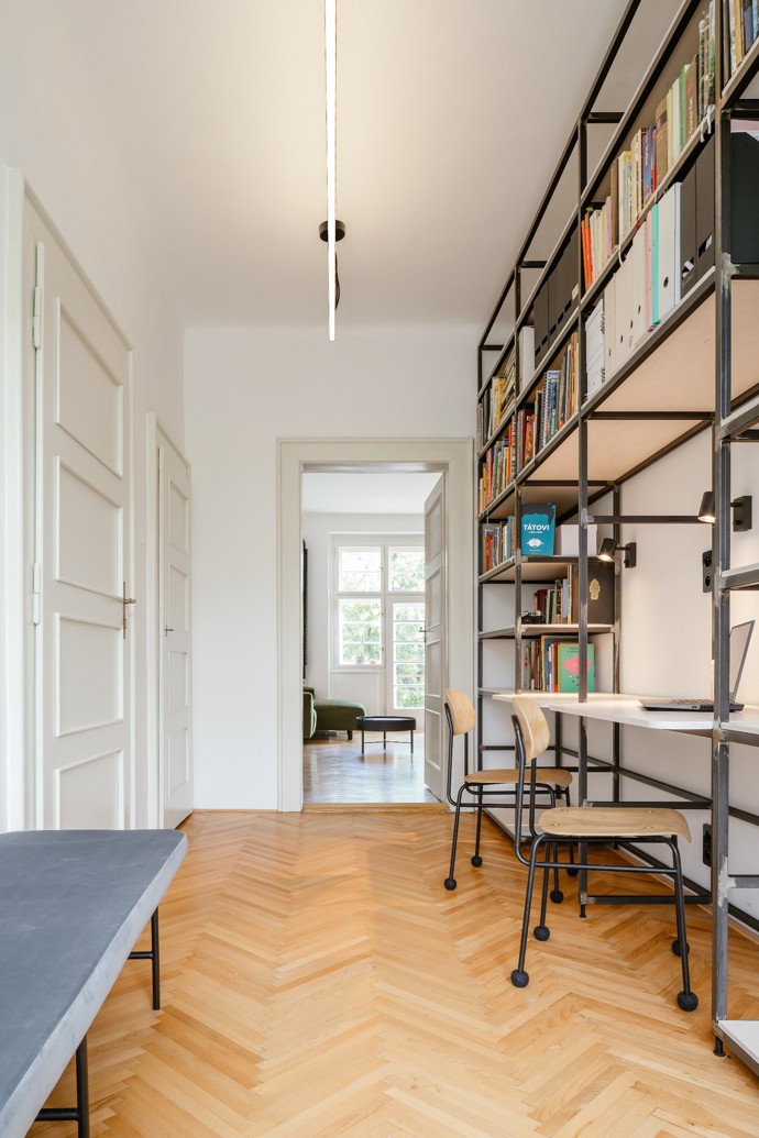 Byt se nachází v bloku domů postavených renomovaným českým architektem Františkem Albertem Librou. Zadáním a zároveň výzvou v tomto bytě bylo vytvořit pomocí relativně nízkých nákladů současný interiér adekvátní sto let starému domu a potřebám mladé rodiny.
Byt se nachází v bloku domů postavených renomovaným českým architektem Františkem Albertem Librou. Zadáním a zároveň výzvou v tomto bytě bylo vytvořit pomocí relativně nízkých nákladů současný interiér adekvátní sto let starému domu a potřebám mladé rodiny.