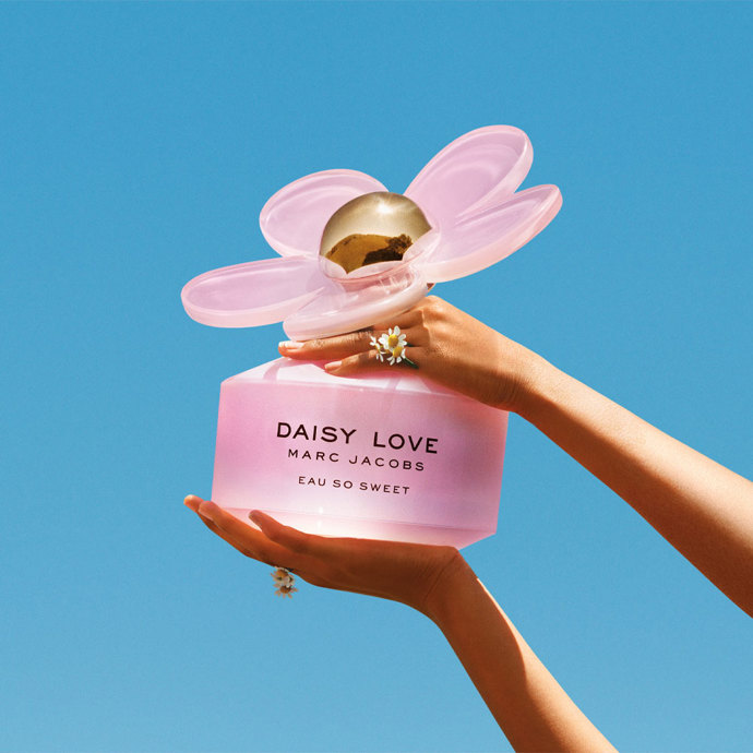 Toaletní voda Daisy Love Eau So Sweet, Marc Jacobs, 100 ml, 2500 Kč
Toaletní voda Daisy Love Eau So Sweet, Marc Jacobs, 100 ml, 2500 Kč