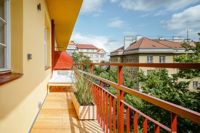 Byt se nachází v bloku domů postavených renomovaným českým architektem Františkem Albertem Librou. Zadáním a zároveň výzvou v tomto bytě bylo vytvořit pomocí relativně nízkých nákladů současný interiér adekvátní sto let starému domu a potřebám mladé rodiny.
Byt se nachází v bloku domů postavených renomovaným českým architektem Františkem Albertem Librou. Zadáním a zároveň výzvou v tomto bytě bylo vytvořit pomocí relativně nízkých nákladů současný interiér adekvátní sto let starému domu a potřebám mladé rodiny.