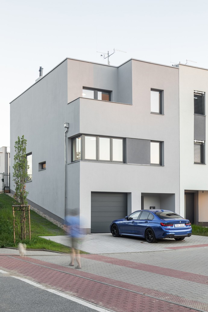 Dub, beton a bílá barva vytvářejí harmonické spojení s okolní krajinou, zatímco velkorysé prosklení dodává domu na jedinečnosti. Řadový rodinný dům na okraji Horních Počernic je odvážným spojením moderních technologií a luxusního životního stylu.
Dub, beton a bílá barva vytvářejí harmonické spojení s okolní krajinou, zatímco velkorysé prosklení dodává domu na jedinečnosti. Řadový rodinný dům na okraji Horních Počernic je odvážným spojením moderních technologií a luxusního životního stylu.