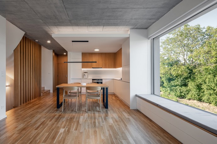 Dub, beton a bílá barva vytvářejí harmonické spojení s okolní krajinou, zatímco velkorysé prosklení dodává domu na jedinečnosti. Řadový rodinný dům na okraji Horních Počernic je odvážným spojením moderních technologií a luxusního životního stylu.
Dub, beton a bílá barva vytvářejí harmonické spojení s okolní krajinou, zatímco velkorysé prosklení dodává domu na jedinečnosti. Řadový rodinný dům na okraji Horních Počernic je odvážným spojením moderních technologií a luxusního životního stylu.
