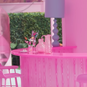 Džbány od české značky Klimchi jsou nedílnou součástí Barbie domu. 
