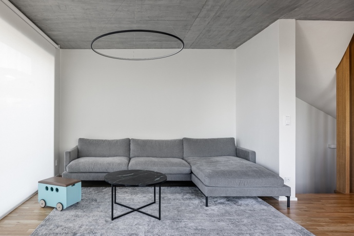 Dub, beton a bílá barva vytvářejí harmonické spojení s okolní krajinou, zatímco velkorysé prosklení dodává domu na jedinečnosti. Řadový rodinný dům na okraji Horních Počernic je odvážným spojením moderních technologií a luxusního životního stylu.
Dub, beton a bílá barva vytvářejí harmonické spojení s okolní krajinou, zatímco velkorysé prosklení dodává domu na jedinečnosti. Řadový rodinný dům na okraji Horních Počernic je odvážným spojením moderních technologií a luxusního životního stylu.