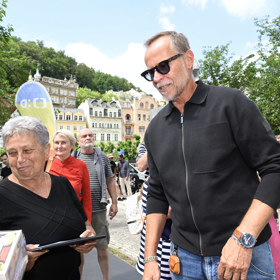 K údivu všech se šel pozdravit s fanoušky.
