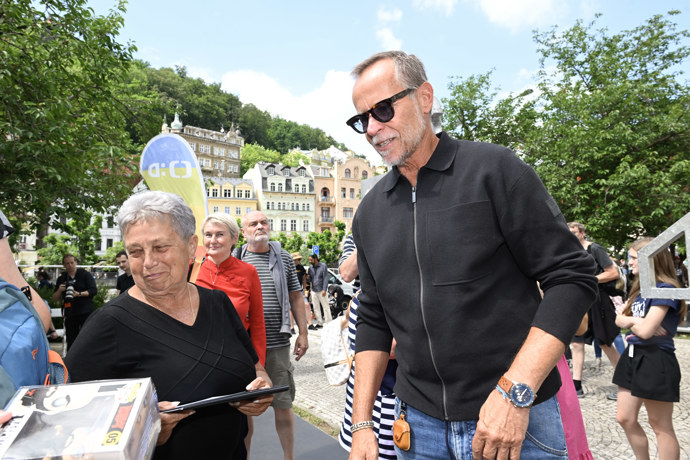 K údivu všech se šel pozdravit s fanoušky.

