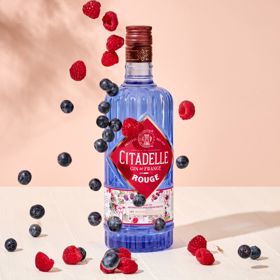 Kvalitní řemeslný gin je zárukou dokonalého staycation večera. Vychutnat si můžete například novinku gin Citadelle Rouge, který vyvažuje sladké a trpké tóny červeného ovoce, jež budou dráždit vaše chuťové pohárky.

Gin Citadelle Rouge zakoupíte za doporučenou cenu 680 Kč
