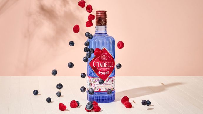Kvalitní řemeslný gin je zárukou dokonalého staycation večera. Vychutnat si můžete například novinku gin Citadelle Rouge, který vyvažuje sladké a trpké tóny červeného ovoce, jež budou dráždit vaše chuťové pohárky.

Gin Citadelle Rouge zakoupíte za doporučenou cenu 680 Kč

