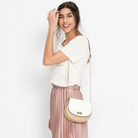 Šik za každých okolností. Bílé tričko a jednobarevná sukně, sandálky a kabelka se slaměnými prvky, která se hodí ke každému casual outfitu. 

Kabelka Bonprix, 579 Kč
