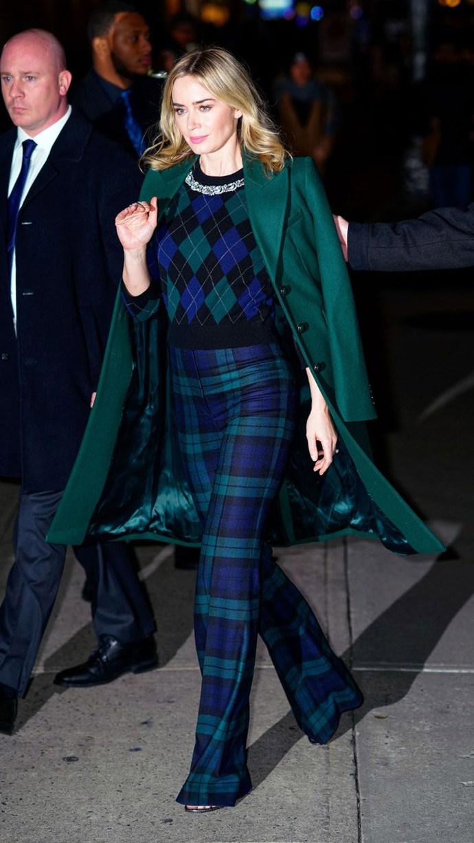 Emily Blunt oblékla velmi podobně vzorovaný outfit ve stejných barvách.
