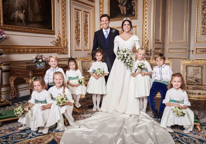 2018
Nezapomenutelný úsměv prince George na svatebním portrétu princezny Eugenie.
2018
Nezapomenutelný úsměv prince George na svatebním portrétu princezny Eugenie.