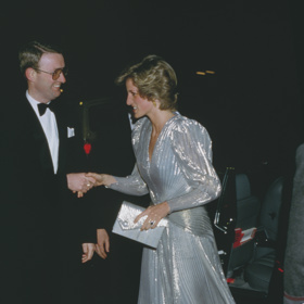 Princezna Diana ve stříbrných šatech v roce 1985.
