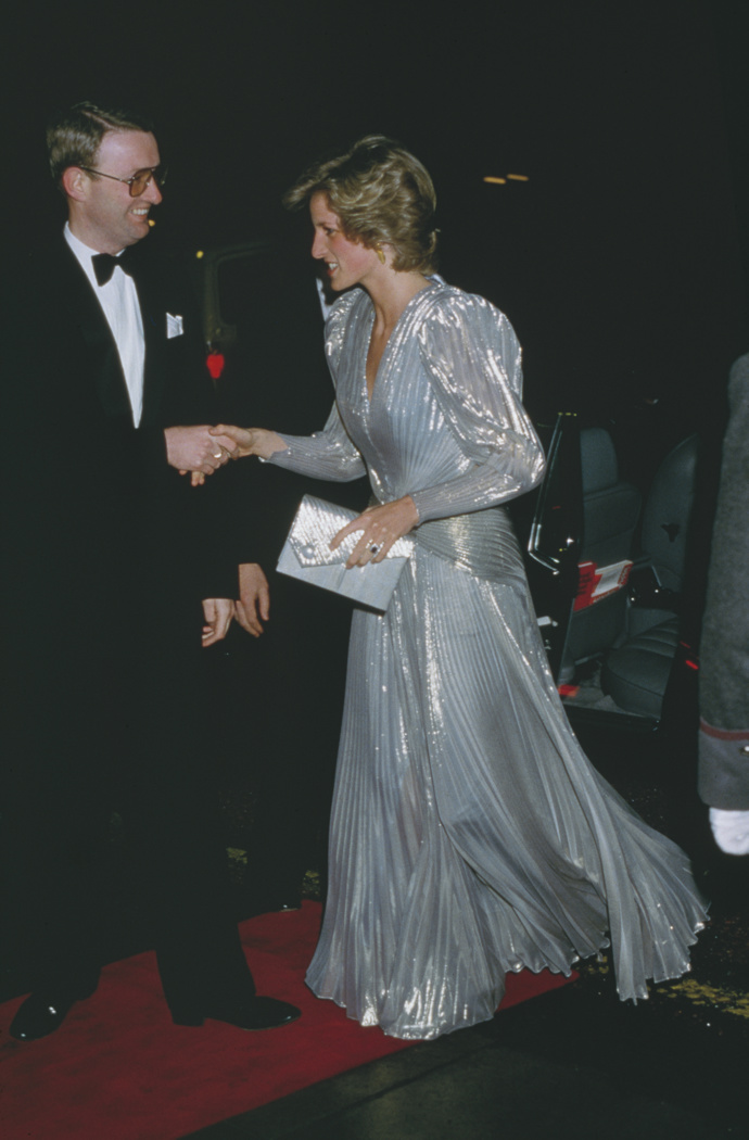 Princezna Diana ve stříbrných šatech v roce 1985.
