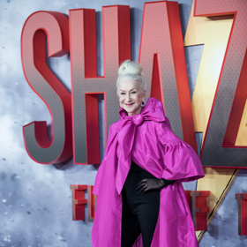 Sytě růžový plášť herečka oblékla na britskou premiéru filmu Shazam! Fury Of The Gods.
