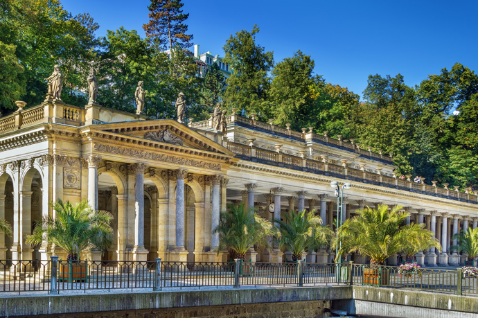 Na karlovarskou kolonádu za agentem 007

Karlovy Vary se pyšní především tím, že jsou nejnavštěvovanějším českým lázeňským městem a dějištěm mezinárodního filmového festivalu. Kromě toho jsou však i oblíbenou filmovou lokací, jak potvrzuje třeba úspěšná bondovka z roku 2006 Casino Royale s Danielem Craigem a Evou Green. Svou roli jakožto Hotel Splendide tu ztvárnil především historický Grandhotel Pupp, který je mimo jiné díky překrásné výzdobě chráněn jako kulturní památka ČR. Zajímavostí je, že natáčení bondovky v interiéru i exteriéru hotelu probíhalo za plného provozu. Kromě Grandhotelu můžete ve filmu identifikovat také Mlýnskou kolonádu nebo Císařské lázně. 

Přestože se film natáčel na řadě míst po světě jako třeba Miami, Benátky nebo Madagaskar, velká část natáčení probíhala právě na českém území. Při návštěvě Varů nebude problém si zajet třeba na nedaleký hrad Loket, který se ve filmu proměnil v balkánskou Černou Horu.
