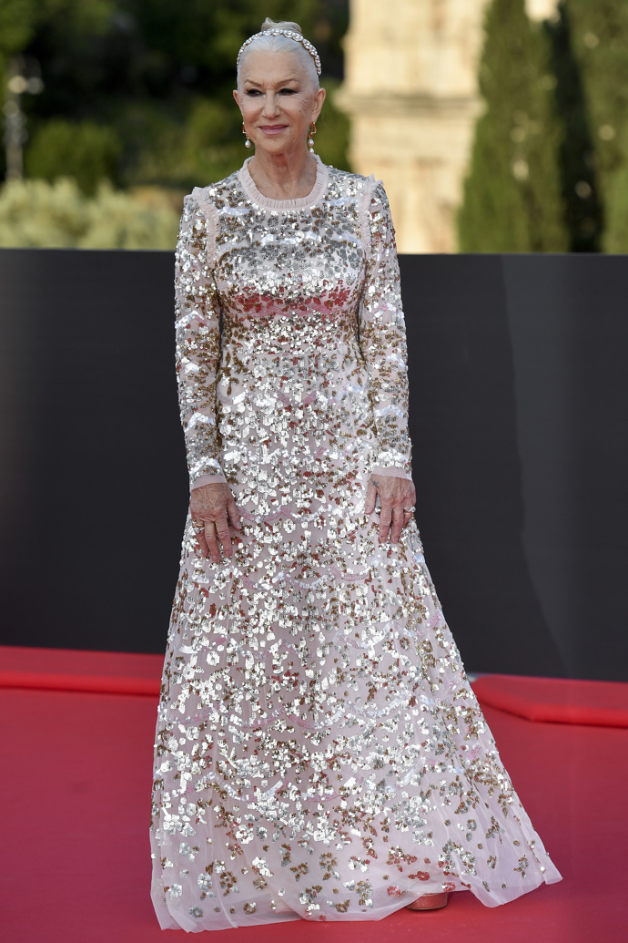 Helen Mirren sluší i třpytivá róba. Tuto oblékla v květnu letošního roku.
Helen Mirren sluší i třpytivá róba. Tuto oblékla v květnu letošního roku.