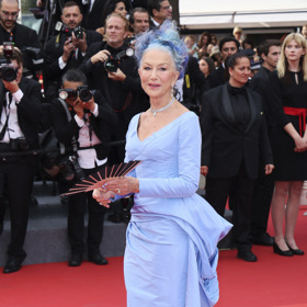 Na letošní filmový festival v Cannes dorazila Helen Mirren v modrých šatech...a modrých vlasech!
