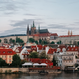 Praha očima pavoučího muže

Historicky poprvé se před pár lety vydala do Čech natáčet marvelovská produkce při příležitosti práce na snímku Spider-Man: Daleko od domova. Přestože superhrdinové jsou primárně známí jako nadpozemské bytosti poletující mezi mrakodrapy v amerických velkoměstech, tentokrát doslova “daleko od domova” tvůrci vsadili na exotičtější lokaci. 

Ve filmu můžeme snadno rozeznat například Pražský hrad, Karlův most nebo interiér Divadla na Vinohradech, některé scény se natáčely v Liberci, který ve filmu hraje Prahu. Spider-Man se tak může stát dobrým důvodem se v klidu po Praze projít a identifikovat jednotlivé scény.

