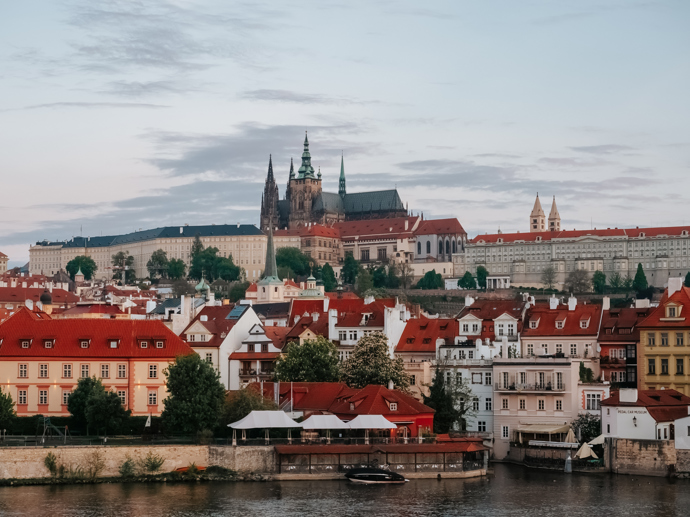 Praha očima pavoučího muže

Historicky poprvé se před pár lety vydala do Čech natáčet marvelovská produkce při příležitosti práce na snímku Spider-Man: Daleko od domova. Přestože superhrdinové jsou primárně známí jako nadpozemské bytosti poletující mezi mrakodrapy v amerických velkoměstech, tentokrát doslova “daleko od domova” tvůrci vsadili na exotičtější lokaci. 

Ve filmu můžeme snadno rozeznat například Pražský hrad, Karlův most nebo interiér Divadla na Vinohradech, některé scény se natáčely v Liberci, který ve filmu hraje Prahu. Spider-Man se tak může stát dobrým důvodem se v klidu po Praze projít a identifikovat jednotlivé scény.
