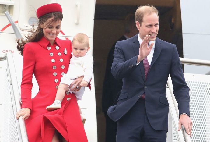 2014
Princ George s rodiči po příletu na Nový Zéland.
2014
Princ George s rodiči po příletu na Nový Zéland.