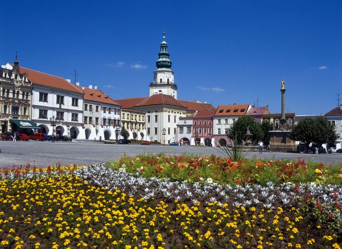 Vídeňské interiéry na kroměřížském zámku

Letos to je čtyřicet let, co si pro natáčení dnes již kultovního snímku Amadeus vybral v emigraci působící režisér Miloš Forman tehdejší Československo. Kromě Prahy, kde se odehrávala podstatná část scén, se dějištěm oscarového životopisného filmu stalo také město Kroměříž. V interiérech místního Arcibiskupského zámku, který je zařazen na seznam památek UNESCO, se natáčely například scény z vídeňského císařského dvora a maškarní bál. 

Návštěva Kroměříže rozhodně není krokem vedle, protože kromě zmiňovaného zámku a kouzelné Podzámecké zahrady můžete snadno navštívit překrásnou Květnou zahradu nebo památník malíře Maxe Švabinského.

