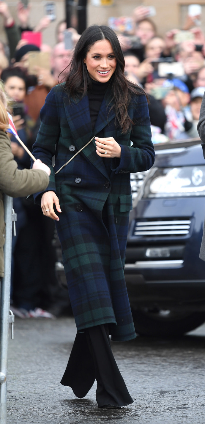 Meghan Markle v kostkovaném kabátu tmavě modré a zelené barvy v Edinburgu.
