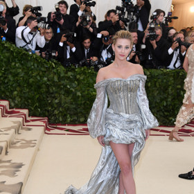 Lili Reinhart v šatech stejné barvy a podobné textury v roce 2018.

