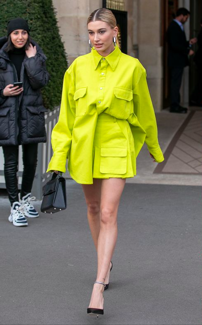 Gigi Hadid v outfitu, který vypadá jako by byl inspirovaný tím královniným.

