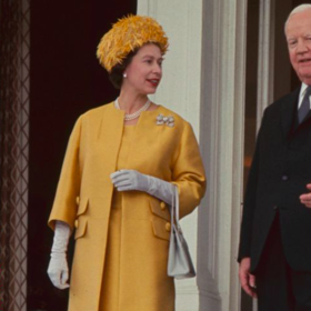 Královna Alžběta proslula nošením výrazných barev a monochromatických outfitů. Zde je v roce 1965.
