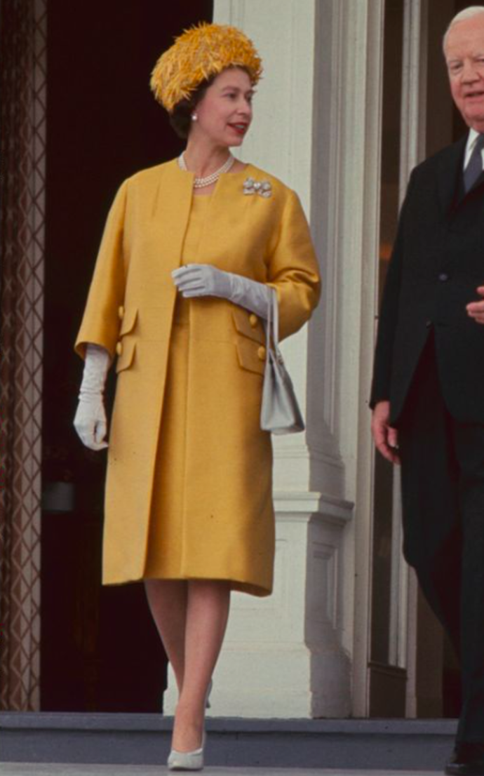 Královna Alžběta proslula nošením výrazných barev a monochromatických outfitů. Zde je v roce 1965.
