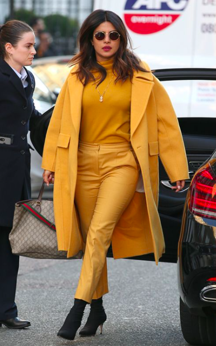 Zdá se, že právě touto barevnou kombinací i kabátem se inspirovala Priyanka Chopra.
