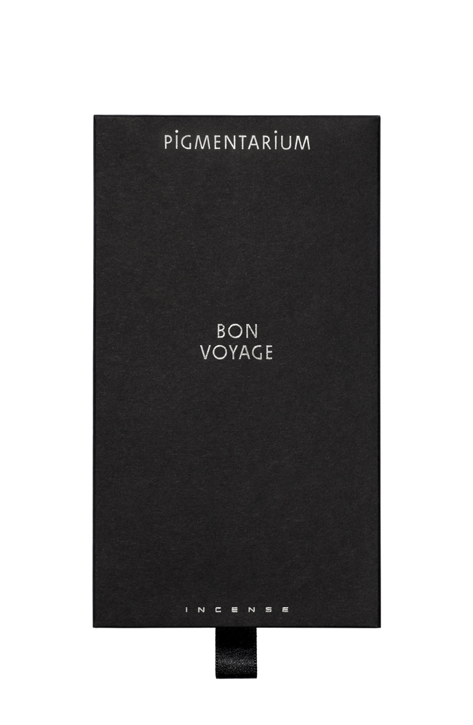 K cestování neodmyslitelně patří nové vůně. Díky vonným tyčinkám Pigmentarium Bon Voyage můžete cestovat i z pohodlí svého domova a objevit šest světů, které se v krabičce s vonnými tyčinkami ukrývají. Vydáte se do baru z dob koloniální Indie nebo vás učaruje vůně tajemných uliček medíny kdesi uprostřed Sahary? 

Vonné tyčinky Bon Voyage, Pigmentarium, 1490 Kč
