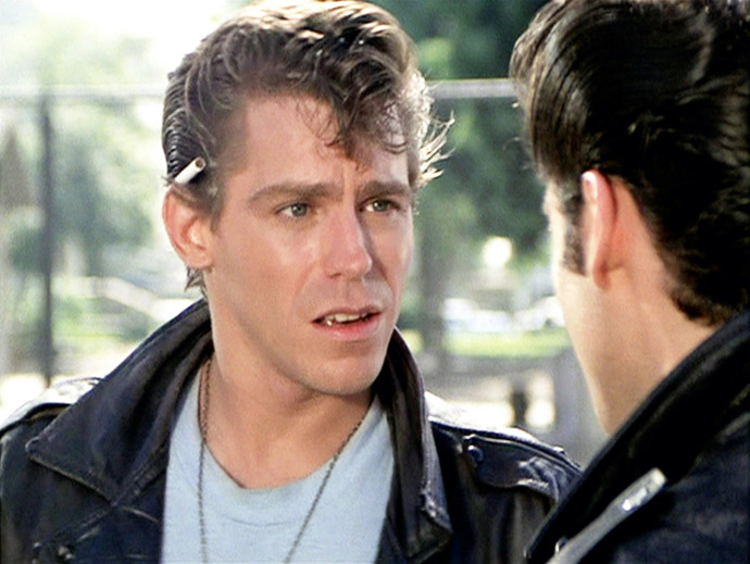 Jeff Conaway ztvárnil vůdce chlapecké party T-Birds, Kenickieho. V jevištní verzi pomády na Broadwayi hrál dokonce Dannyho.
