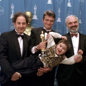 Britský producent Eric Abraham, režisér Jan Svěrák, Zdeněk Svěrák a Andrej Chalimon potom, co snímek Kolja získal Oscara.
