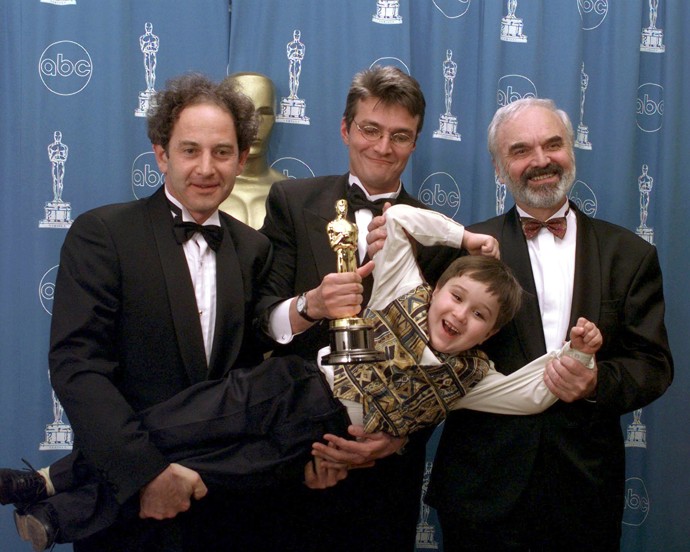Britský producent Eric Abraham, režisér Jan Svěrák, Zdeněk Svěrák a Andrej Chalimon potom, co snímek Kolja získal Oscara.
Britský producent Eric Abraham, režisér Jan Svěrák, Zdeněk Svěrák a Andrej Chalimon potom, co snímek Kolja získal Oscara.