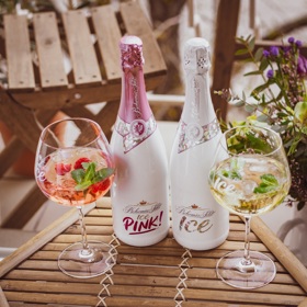 Velké vinné sklenky, cinknutí ledových kostek, zašumění vychlazeného Bohemia Sektu ICE a rozvoněná snítka máty! To je vše, co potřebujete k perfektnímu staycation. 

Bohemia Sekt ICE 0,75 l, 169 Kč
