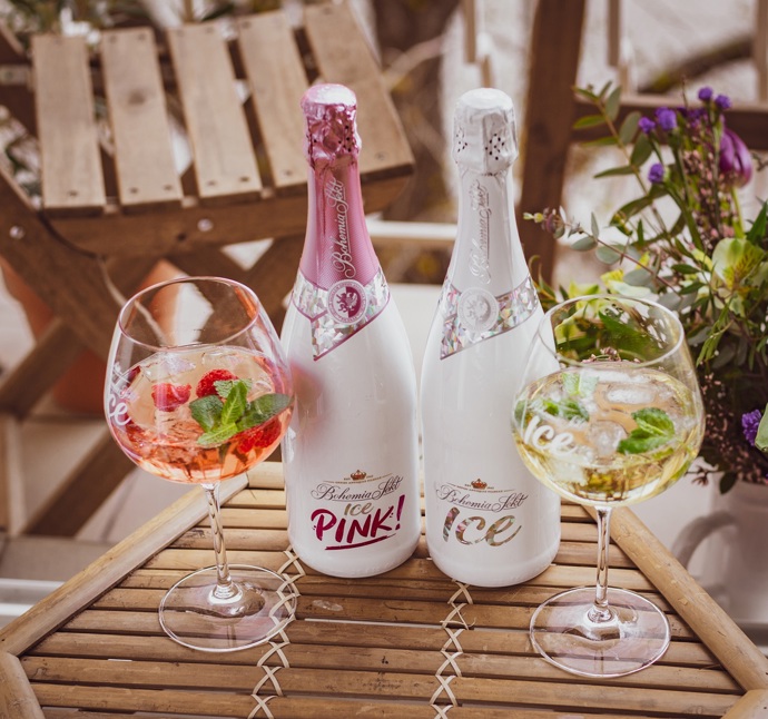 Velké vinné sklenky, cinknutí ledových kostek, zašumění vychlazeného Bohemia Sektu ICE a rozvoněná snítka máty! To je vše, co potřebujete k perfektnímu staycation. 

Bohemia Sekt ICE 0,75 l, 169 Kč
