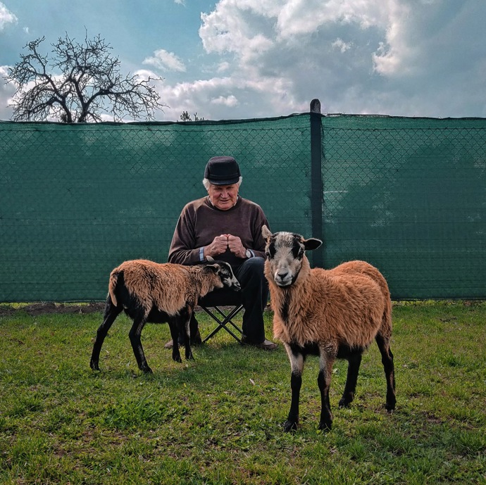 Skoro jako legendární trosečník se budete cítit v domku na ostrově na Písníku u Hradce Králové. Na krátkodobý pronájem ho tu vybudoval Matyáš Fuchs s rodinou. Jestli toužíte po klidu, neznáme v Čechách lepší místo.
Skoro jako legendární trosečník se budete cítit v domku na ostrově na Písníku u Hradce Králové. Na krátkodobý pronájem ho tu vybudoval Matyáš Fuchs s rodinou. Jestli toužíte po klidu, neznáme v Čechách lepší místo.