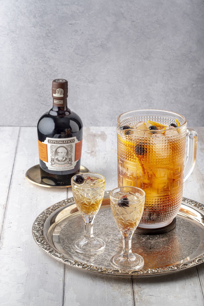 Mantuano Afternoon Punch je ideálním drinkem pro staycation. Připravte ho do mísy na punč, případně do džbánku. Uvelebte se na terase a jen občas zkontrolujte, jestli už je čas na další várku.

Džbánek nebo mísu na punč naplňte ledem, přidejte 600 ml rumu Diplomático Mantuano, 500 ml vychlazeného zeleného čaje, 15 proužků kůry z pomeranče (pouze oranžovou část) a špetku šafránu. Dobře promíchejte a o zdobte třešněmi maraschino.
